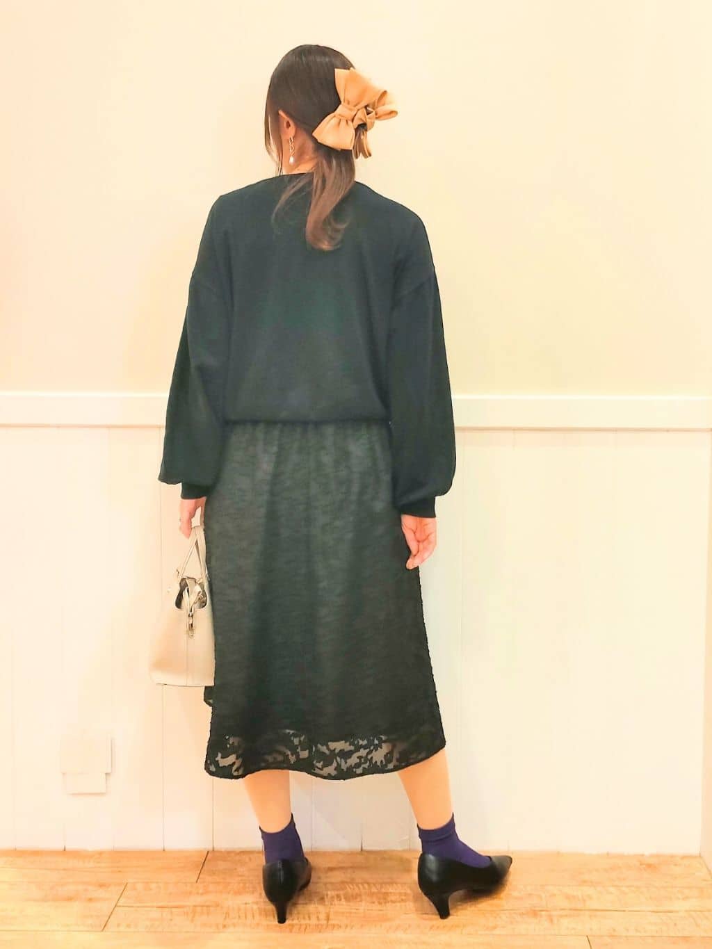 NMさんの「SHOO･LA･RUE｜◆【通勤/セレモニー】Vカットデザインで足が美しく見える ベーシック5cmパンプス」を使ったコーディネート