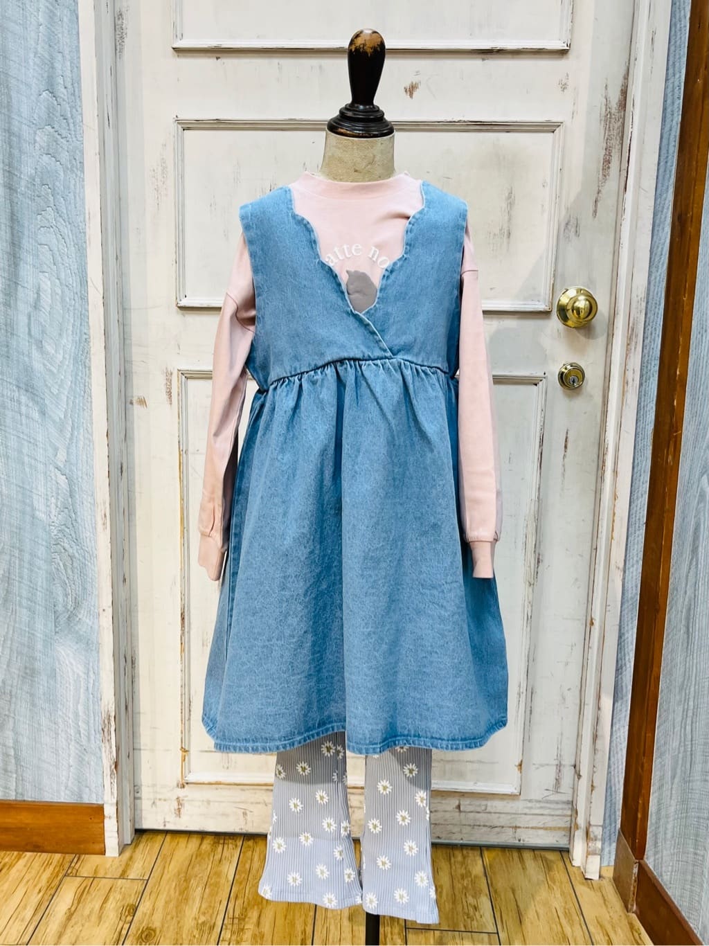 もすさんの「SHOO･LA･RUE｜◆【洗える/100-150cm】スカラップ使いがキュートな デニムジャンドレ」を使ったコーディネート