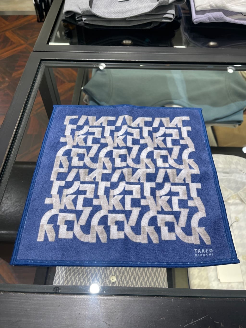 松村泰輔さんの「TAKEO KIKUCHI｜◆パズル柄フォンカチ」を使ったコーディネート