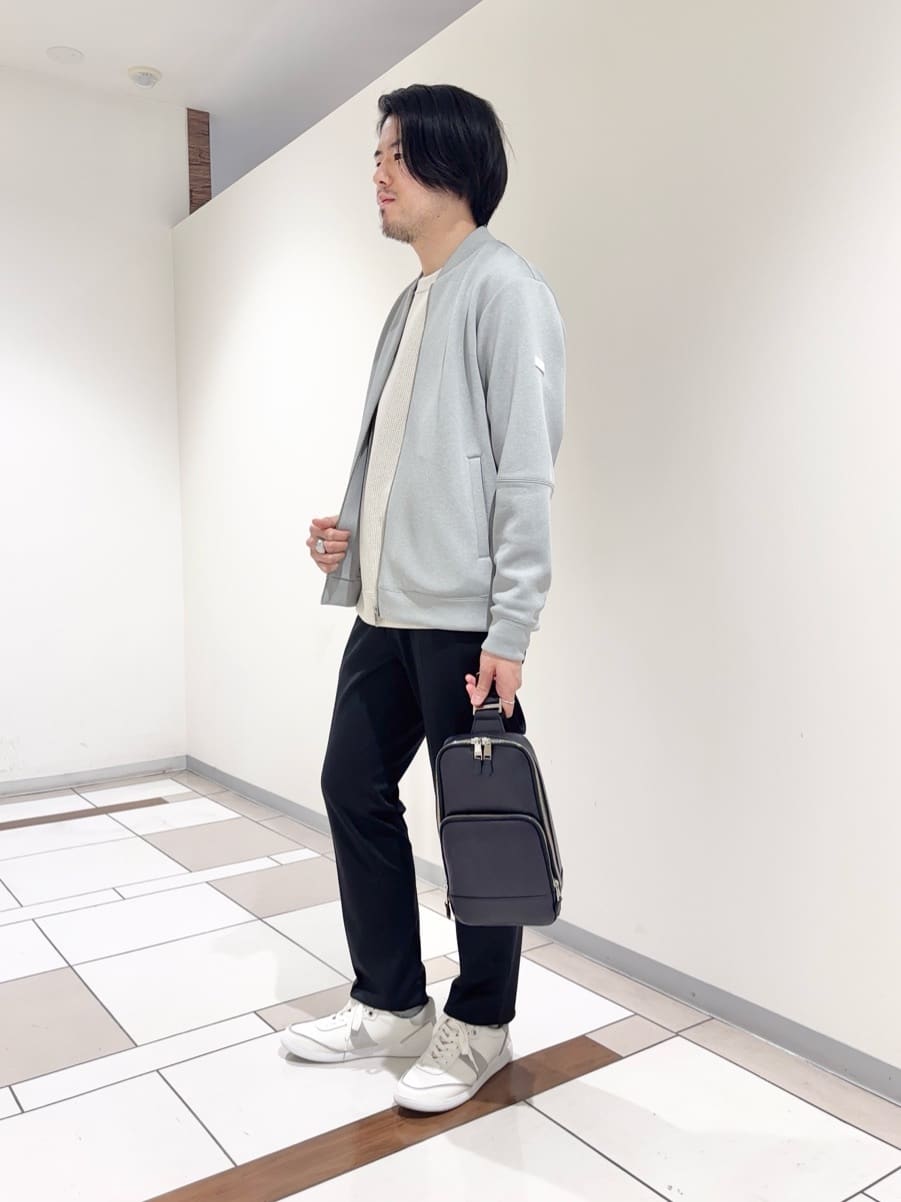 及川さんの「TAKEO KIKUCHI｜【ONOFF対応】TRダブルニット ストレッチパンツ」を使ったコーディネート