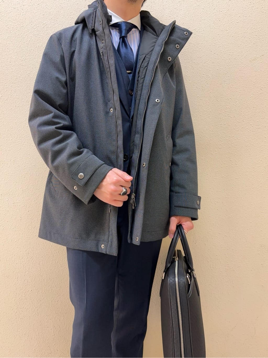 及川さんの「TAKEO KIKUCHI｜【Three by Three】シャイニーシャークピンヘッド スーツ/3ピース対応可」を使ったコーディネート