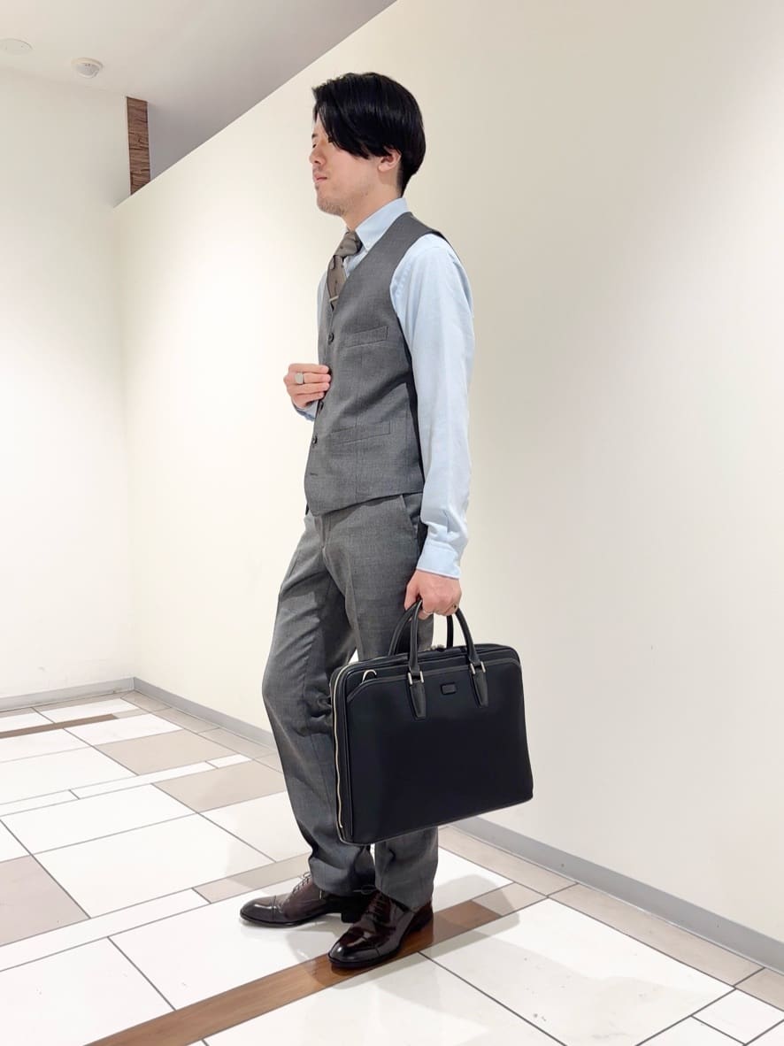 及川さんの「TAKEO KIKUCHI｜【Three by Three】シャイニーシャークピンヘッド ベスト / 3ピース対応」を使ったコーディネート