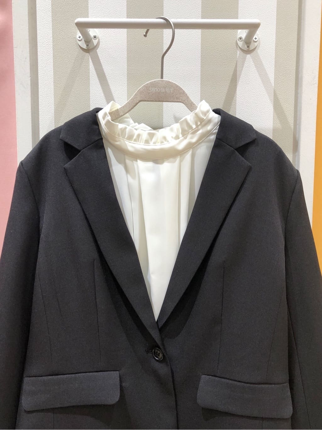 るーとさんの「SHOO･LA･RUE｜◆【S-3L/洗える/セレモニー】さらり軽やか スタンドカラー フリルブラウス」を使ったコーディネート