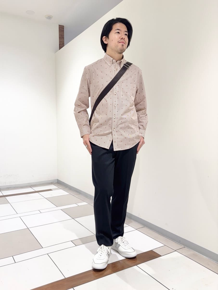 及川さんの「TAKEO KIKUCHI｜ハットモチーフ ジャカード ストライプ シャツ」を使ったコーディネート