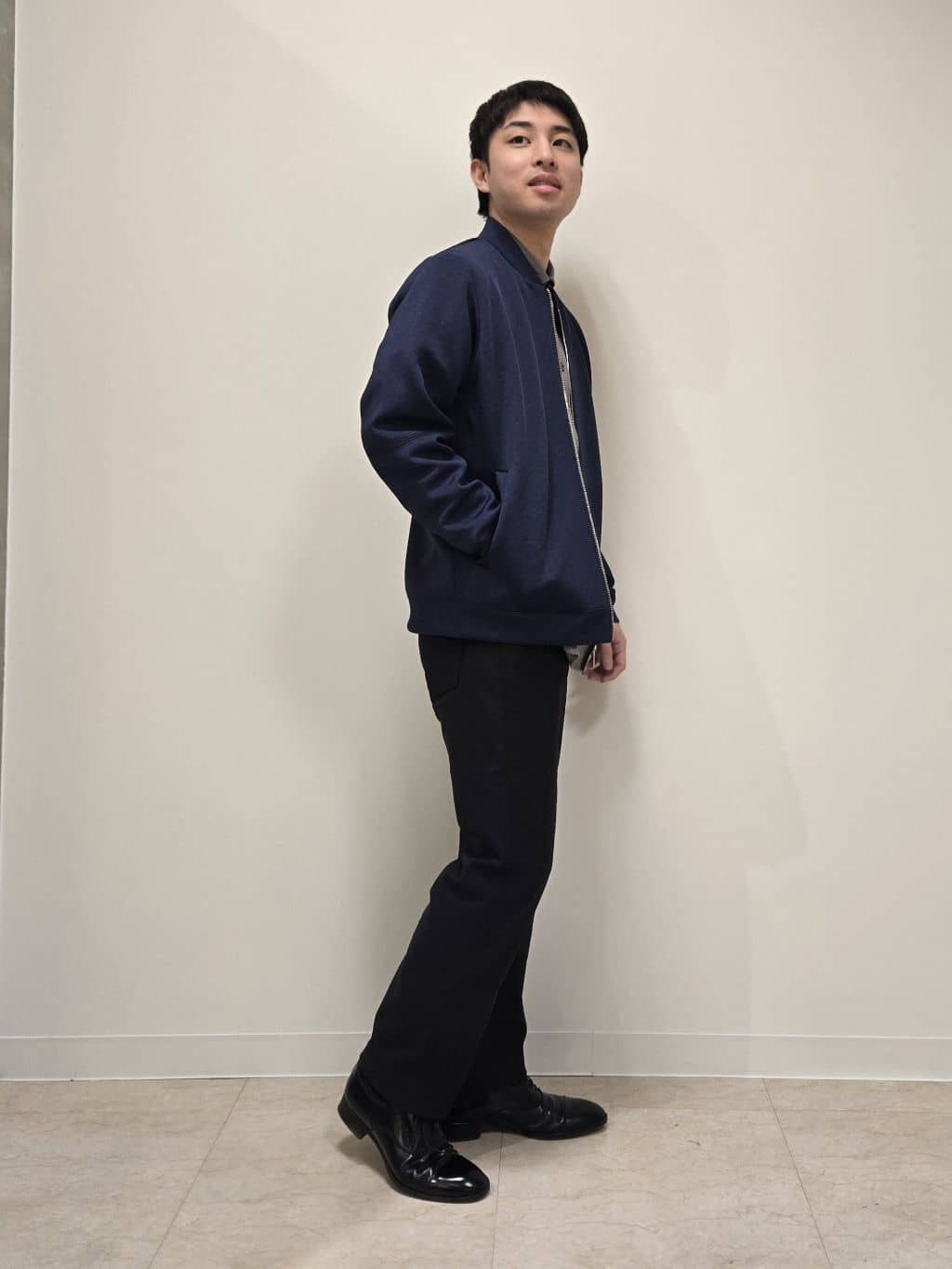 白木駆さんの「TAKEO KIKUCHI｜【Made in JAPAN】播州織 ストレッチ パンツ」を使ったコーディネート