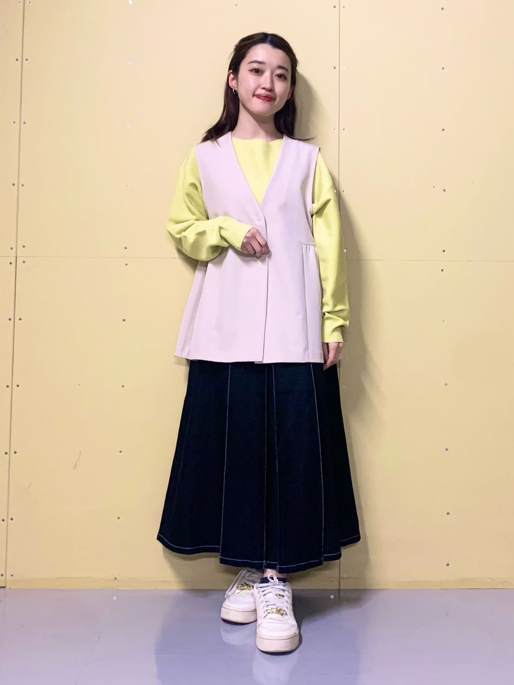 sahoさんの「THE SHOP TK｜シーズンレスで使える デニムタックスカート/洗える」を使ったコーディネート