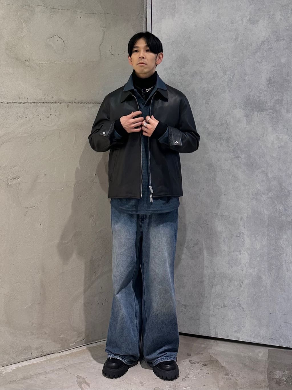 岡崎喬太さんの「tk.TAKEO KIKUCHI｜◆リアルラムレザーショートブルゾン」を使ったコーディネート