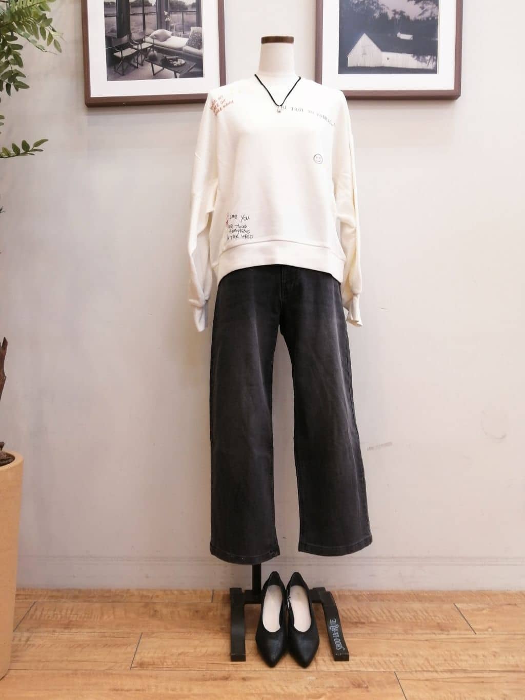 maiさんの「SHOO･LA･RUE｜◆ストレッチアーモンドトゥパンプス」を使ったコーディネート