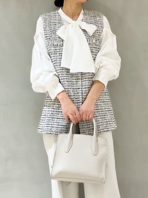 tomoさんの「UNTITLED｜◆【2点セット／UVケア】ツイードジレ＆ボウタイブラウス カセット服」を使ったコーディネート