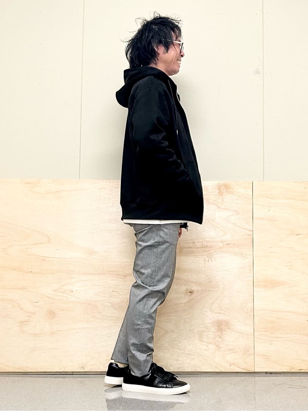 KENJI Iさんの「THE SHOP TK｜【オールシーズン穿ける！】7DAYSストレッチへリンボンパンツ　ON&hArr;OFF兼用」を使ったコーディネート