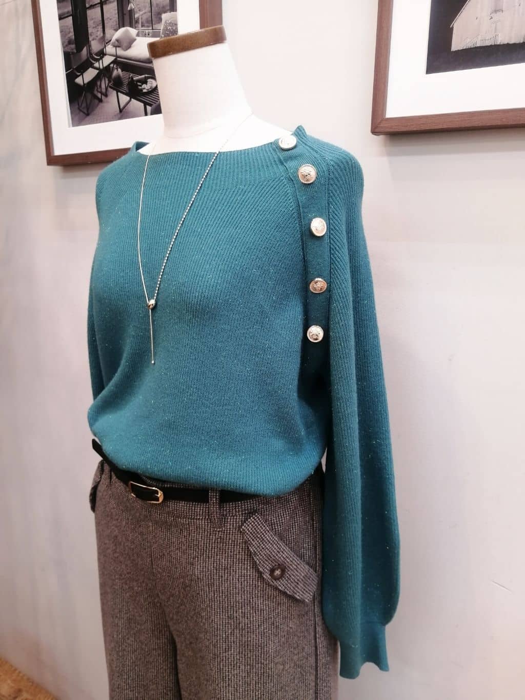 maiさんの「SHOO･LA･RUE｜◆【通勤/セレモニー】Vカットデザインで足が美しく見える ベーシック5cmパンプス」を使ったコーディネート