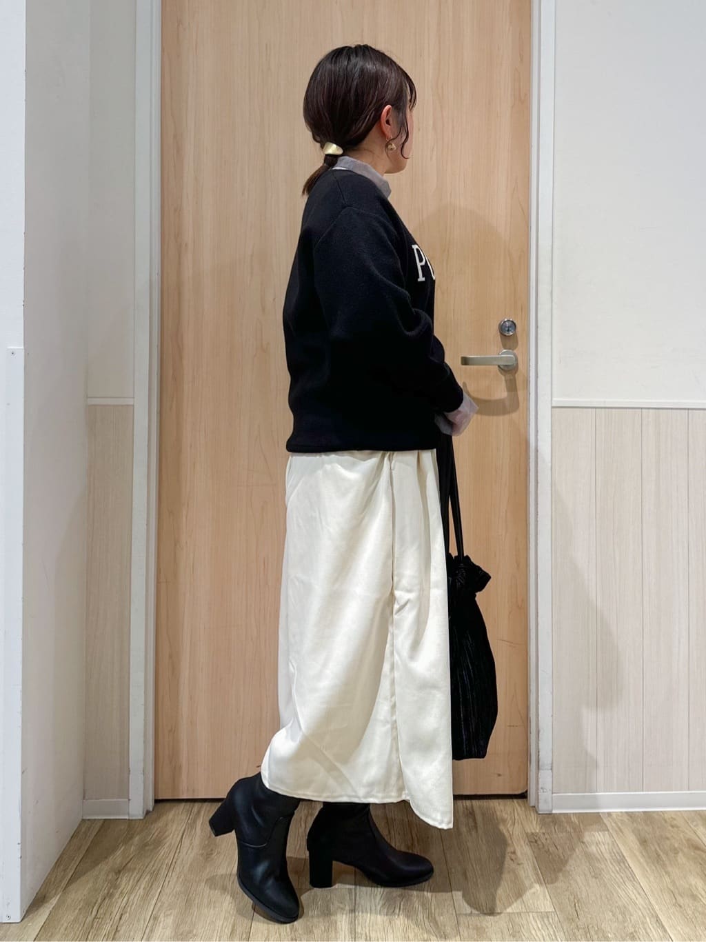 mimoさんの「SHOO･LA･RUE｜◆【洗える/ちくちくしにくい/静電気軽減】スウェットライク ロゴニット」を使ったコーディネート