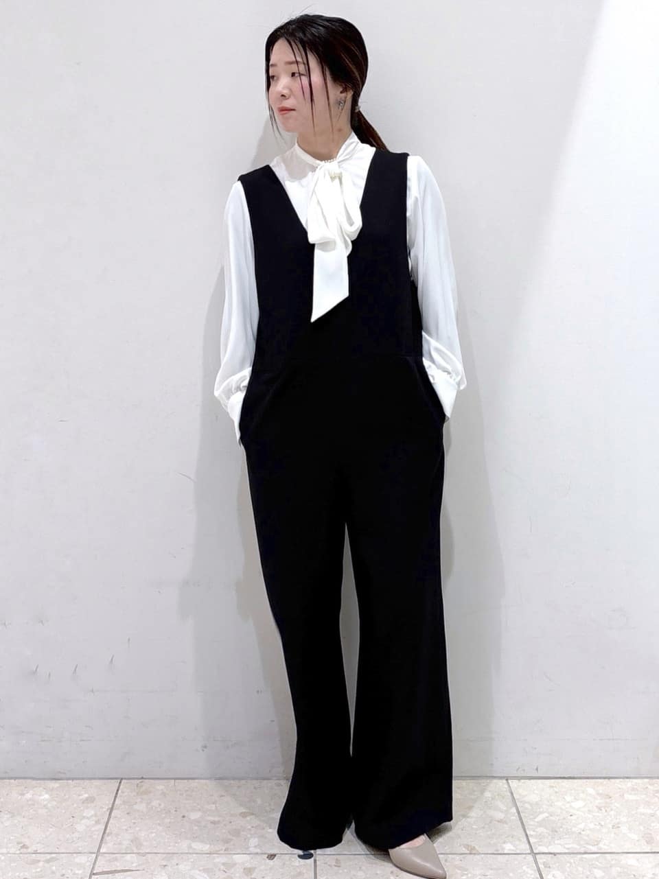 mameさんの「OPAQUE.CLIP｜《通勤／セットアップ対応》Vネックジャケット／ダブルクロス【洗濯機洗い可】」を使ったコーディネート