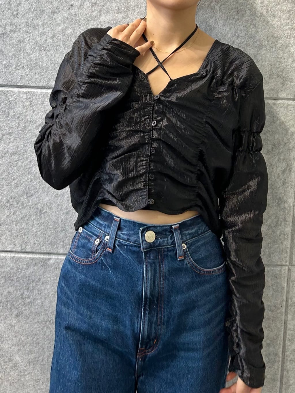 harunaさんの「CODE A｜gathered shiny blouse」を使ったコーディネート