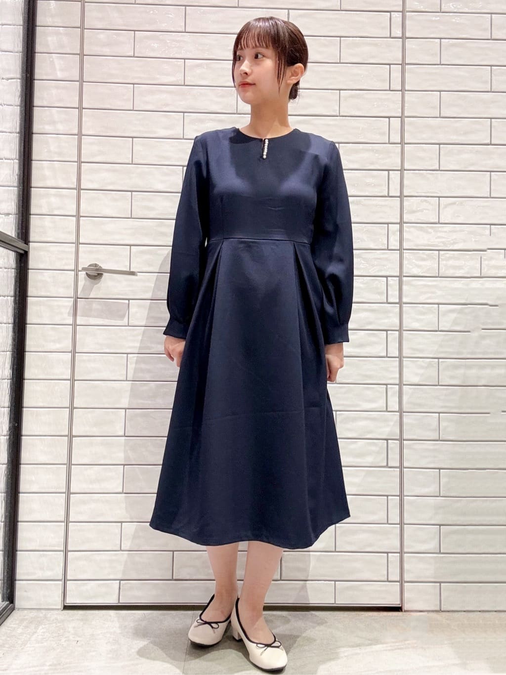 ranさんの「OPAQUE.CLIP｜◆＜通勤・セレモニー対応＞キーネックパール調フレアワンピース【洗濯機洗い可／イージーアイロン】」を使ったコーディネート