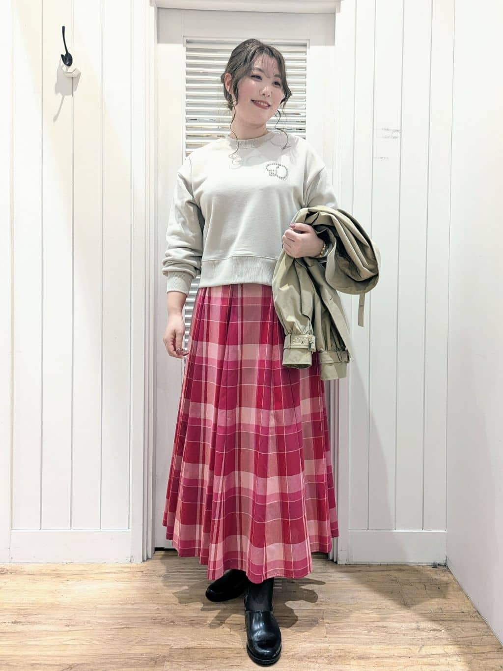 ayakaさんの「Dessin｜◆【洗える】スタッズDマーク付きクロップド丈スウェット」を使ったコーディネート