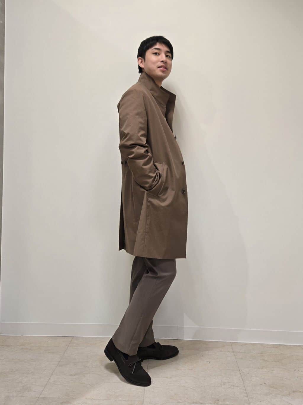白木駆さんの「TAKEO KIKUCHI｜【360&deg;ストレッチ／セットアップ対応】None Of Stress パンツ」を使ったコーディネート