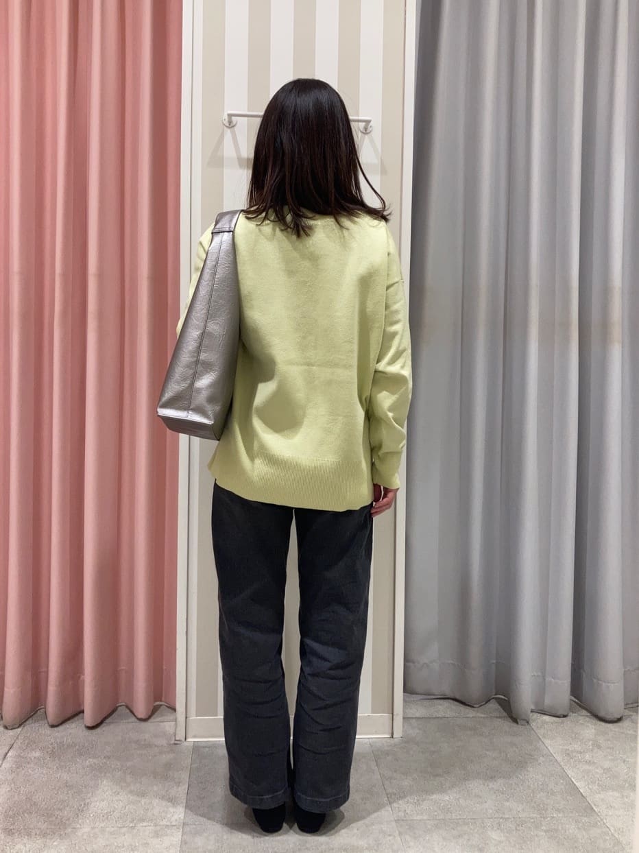 𝐂𝐡𝐢𝐢 &hearts;(ちー)さんの「SHOO･LA･RUE｜◆【洗える/S-LL】お顔周りすっきり 優しい肌触りのVネックニット」を使ったコーディネート