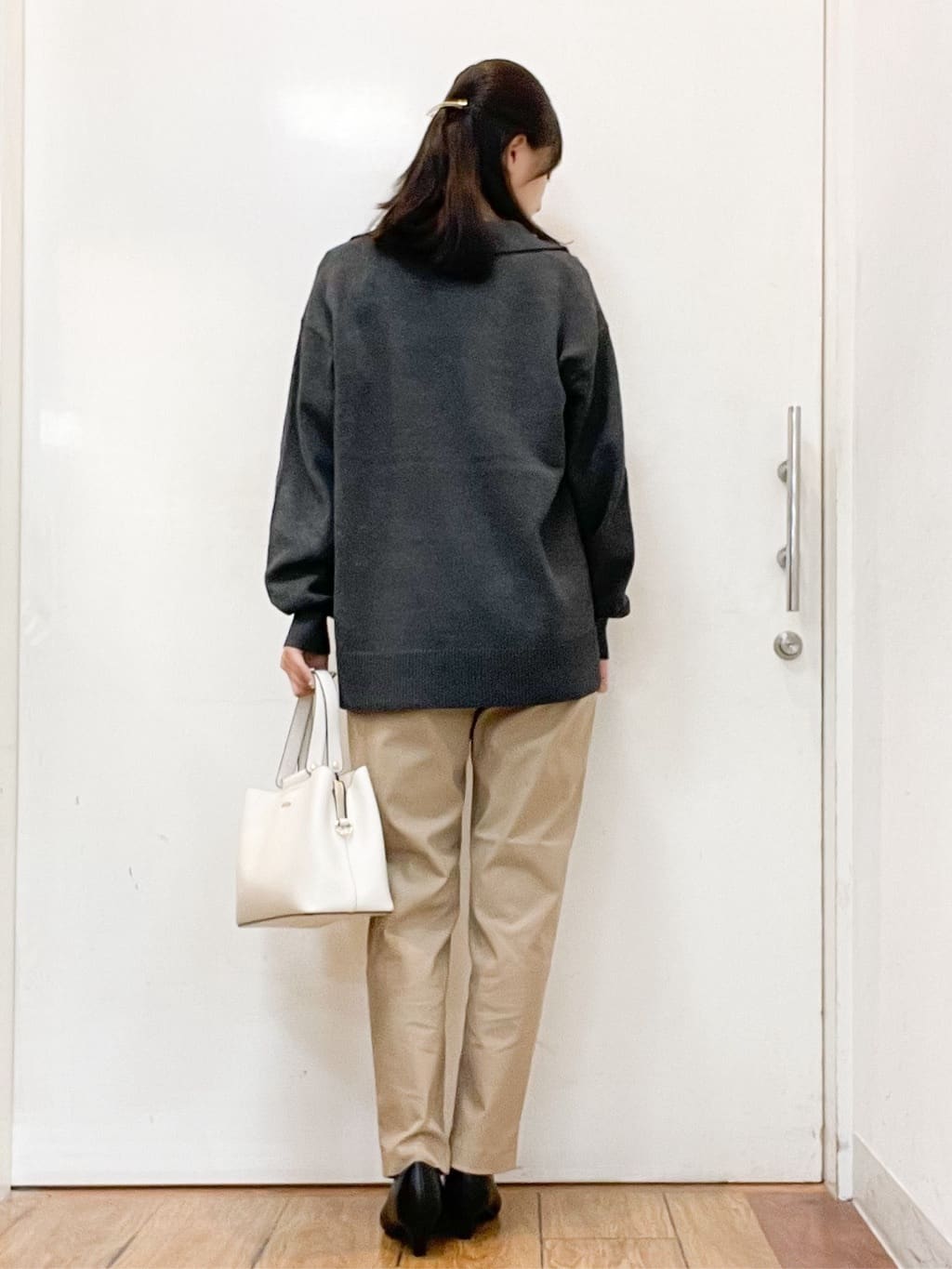 sakiさんの「SHOO･LA･RUE｜◆【通勤/セレモニー】Vカットデザインで足が美しく見える ベーシック5cmパンプス」を使ったコーディネート