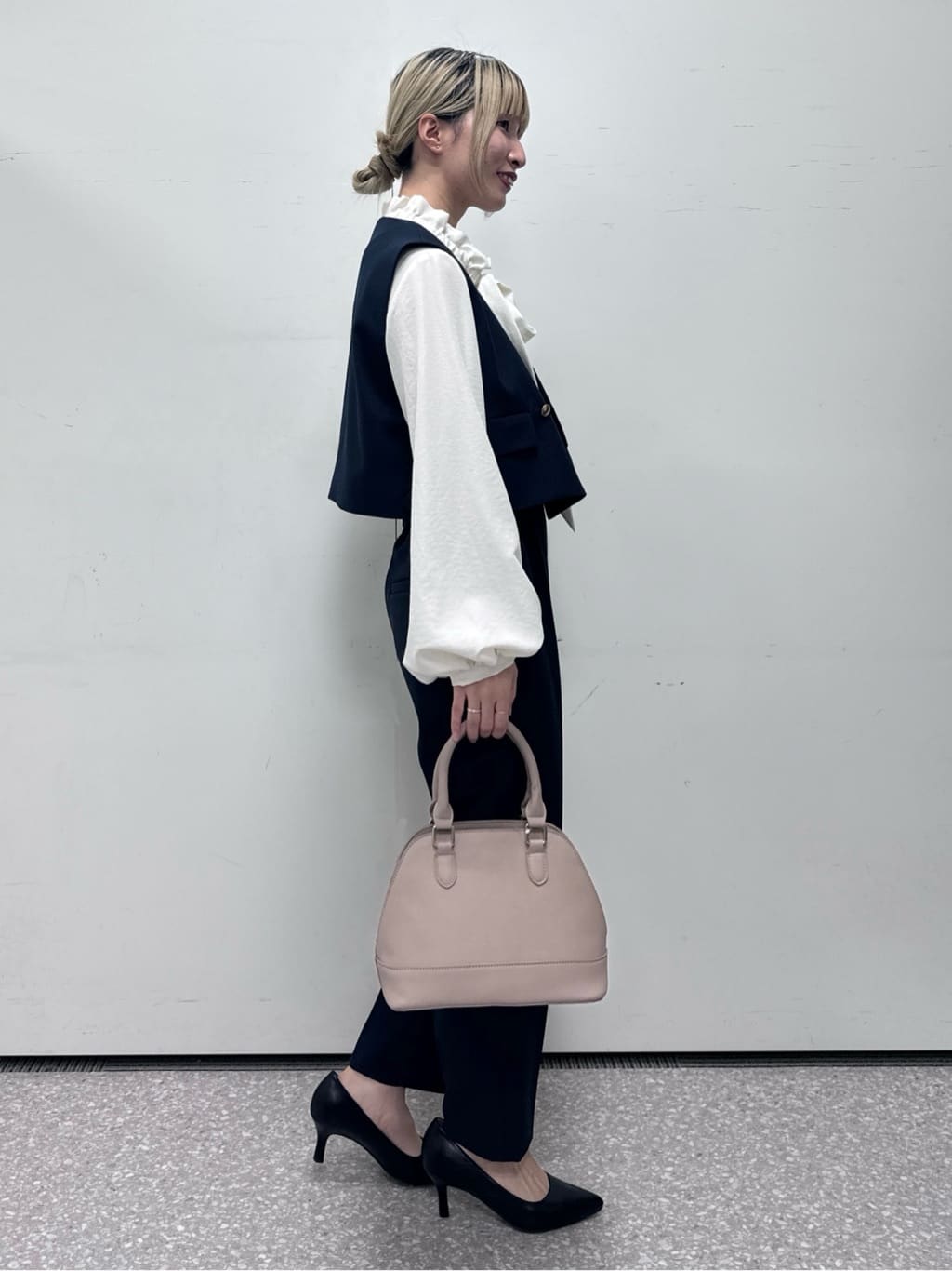omaさんの「THE SHOP TK｜◆【セットアップ可／ONOFF活躍】カルゼショートジレ／洗える」を使ったコーディネート