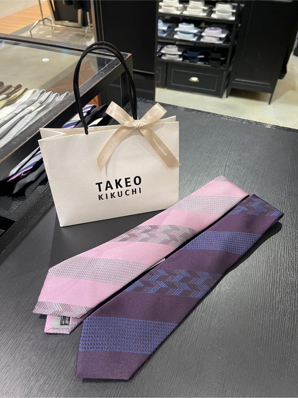 松村泰輔さんの「TAKEO KIKUCHI｜◆【Made in JAPAN】矢絣（やがすり）フィラメントシルク ネクタイ」を使ったコーディネート