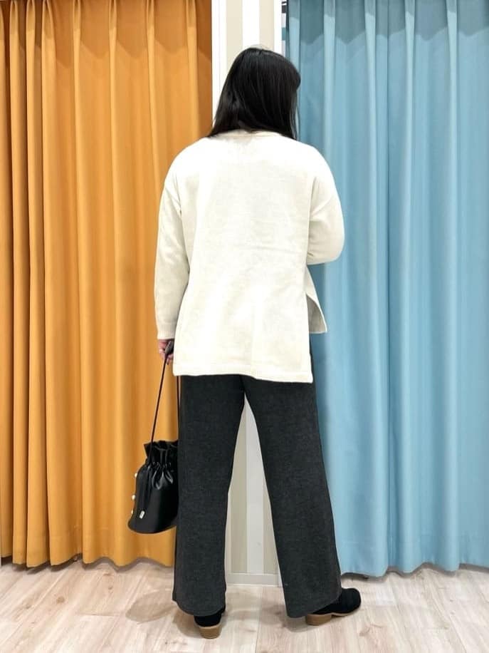 TUMU-TUMUさんの「SHOO･LA･RUE｜◆【S-LL/体型カバー】軽くてふわふわ お尻が隠れるワイドシルエットニット」を使ったコーディネート