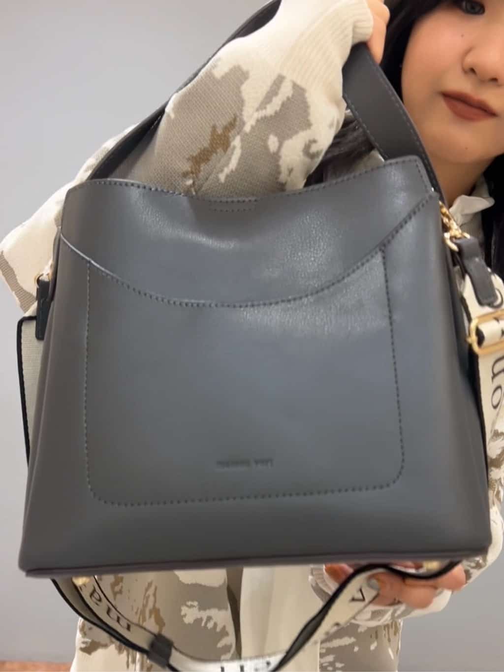 ひらのみさんの「THE SHOP TK｜◆【ONOFF活躍/セレモニー/通勤】ギャザーリボンタイブラウス/洗える」を使ったコーディネート
