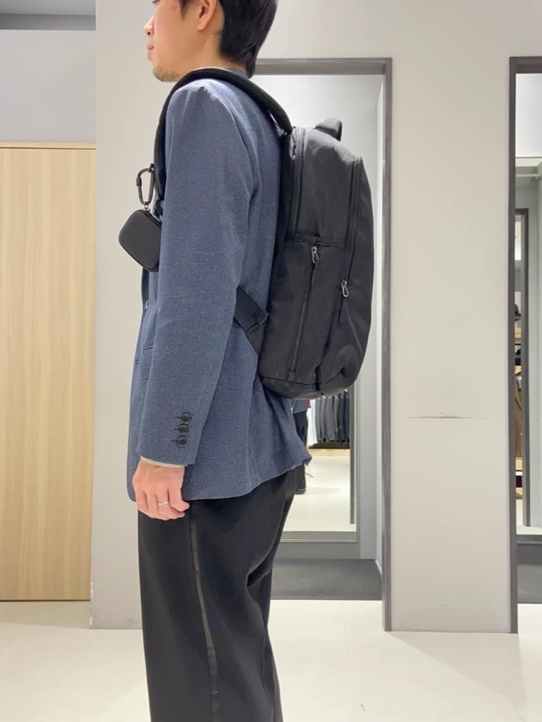 わいずみさんの「TAKEO KIKUCHI｜【多機能・軽量】シャドーライン リュック」を使ったコーディネート