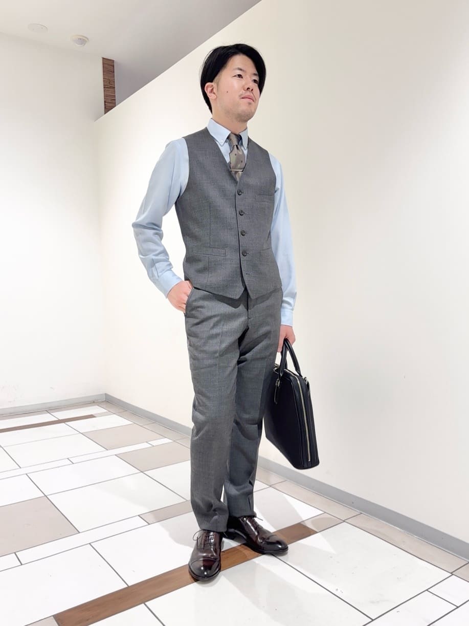 及川さんの「TAKEO KIKUCHI｜【Three by Three】シャイニーシャークピンヘッド ベスト / 3ピース対応」を使ったコーディネート