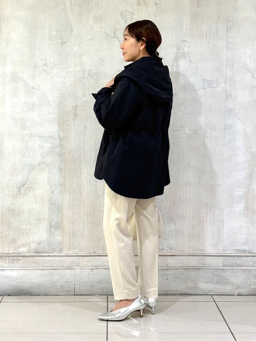 YUさんの「INDIVI｜【洗える／UVケア／スーツ】ストレッチタックテーパードパンツ」を使ったコーディネート