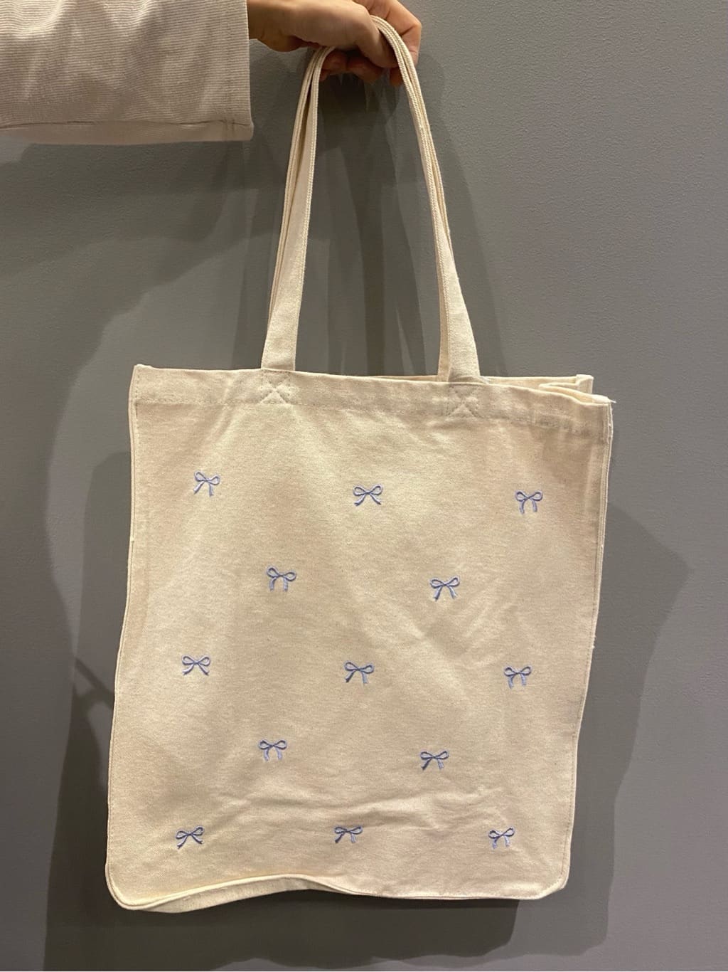 hiraさんの「ESPERANZA｜リボン刺繍キャンバストートバッグ」を使ったコーディネート
