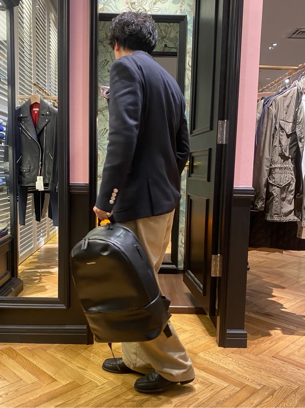 須田　慎二郎さんの「DRESSTERIOR｜リサイクルレザーバックパック」を使ったコーディネート