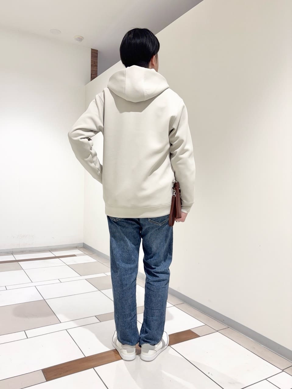 及川さんの「TAKEO KIKUCHI｜ハットモチーフ ジャカード ストライプ シャツ」を使ったコーディネート