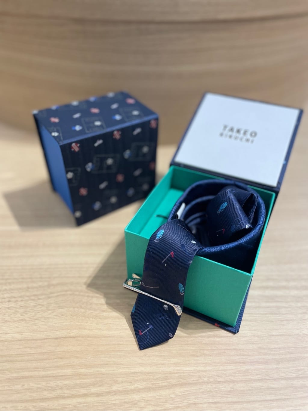 川口さんの「TAKEO KIKUCHI｜【BOXセット】Enjoy Sports ネクタイ＆タイバー」を使ったコーディネート