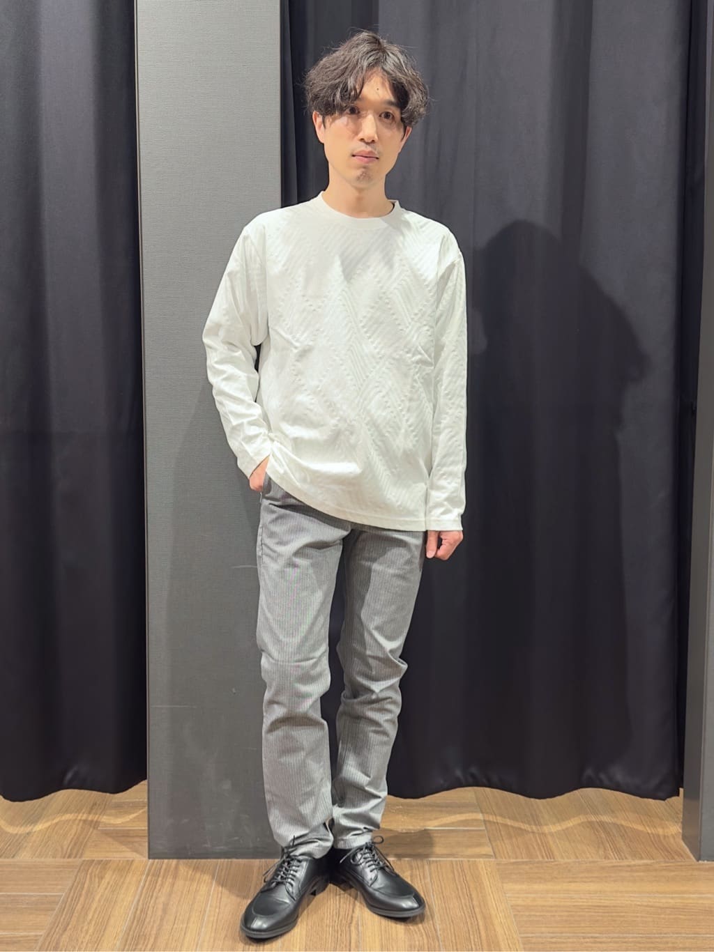 tomoyaさんの「THE SHOP TK｜【オールシーズン穿ける！】7DAYSストレッチへリンボンパンツ　ON&hArr;OFF兼用」を使ったコーディネート