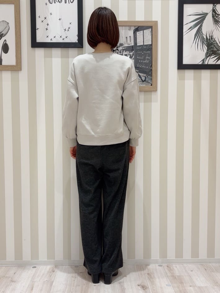 たまごがにさんの「SHOO･LA･RUE｜◆【S-LL】大人なロゴ刺?が魅力 裏起毛トップス」を使ったコーディネート