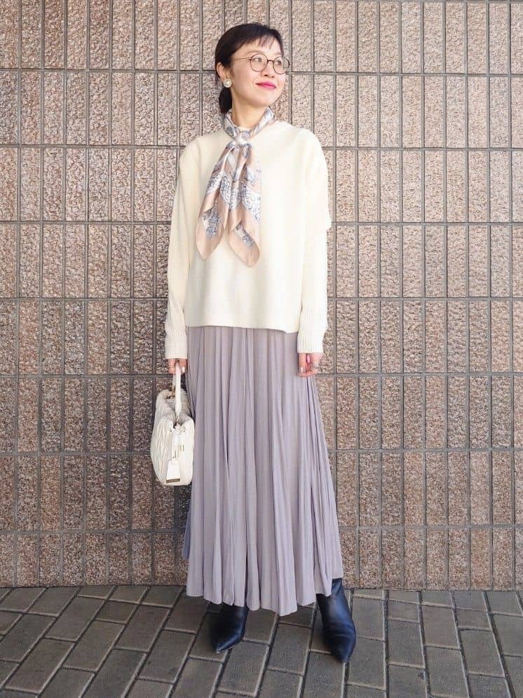 MUTSUKOさんの「UNTITLED｜【手洗い／88cm正方形】エンブレムプリントスカーフ」を使ったコーディネート