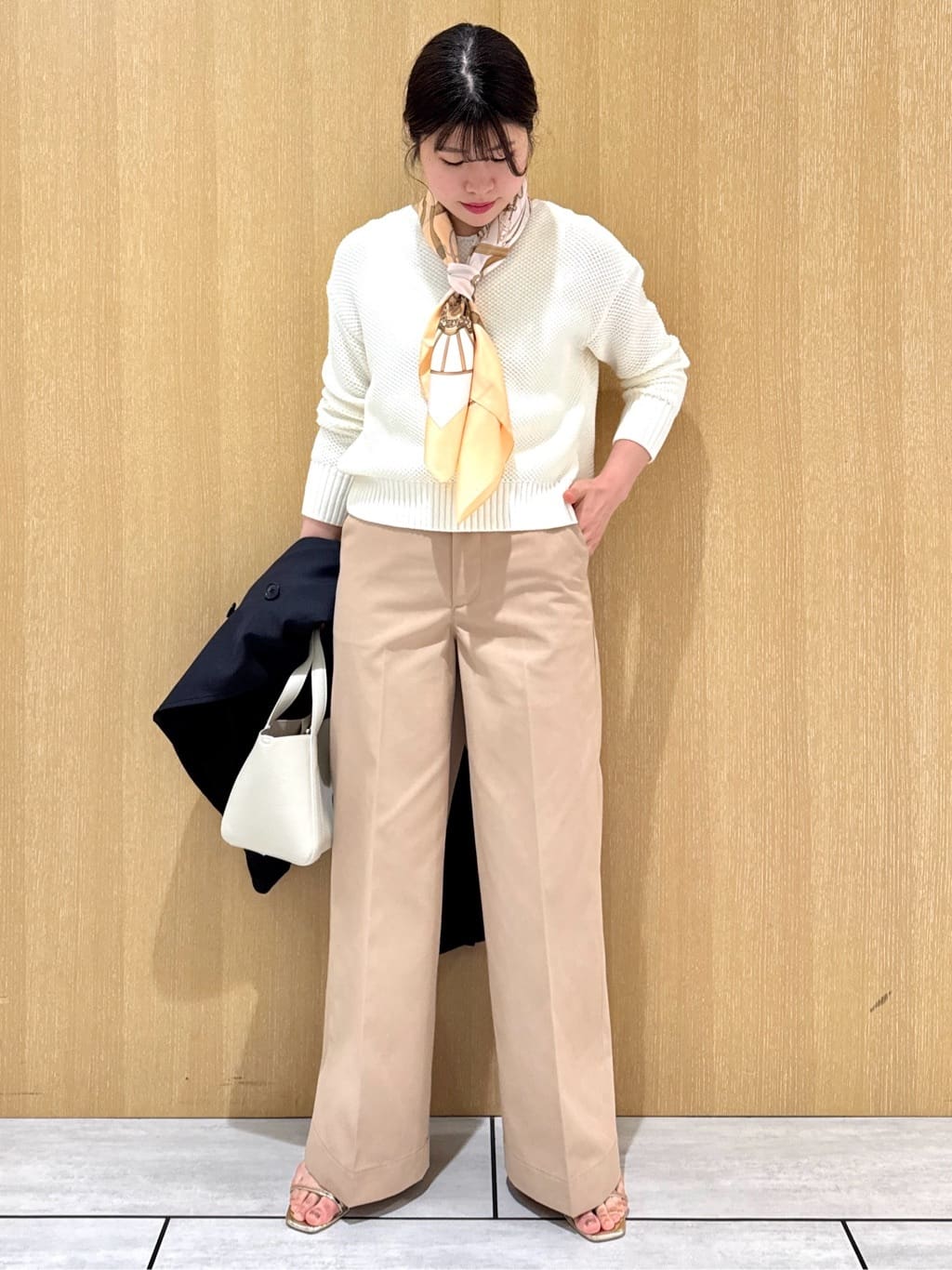 nanaさんの「UNTITLED｜【手洗い／88cm正方形】バイカラーハーネススカーフ」を使ったコーディネート