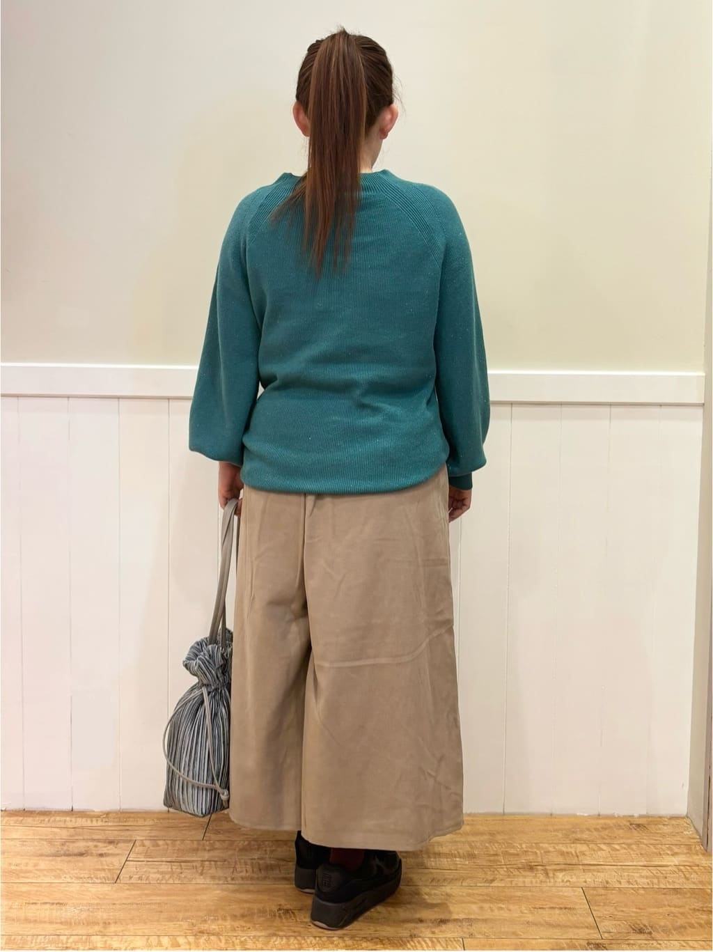 ハチさんの「SHOO･LA･RUE｜◆【S-LL/洗える】きらっとラメが華やか 肩金ボタンニット」を使ったコーディネート