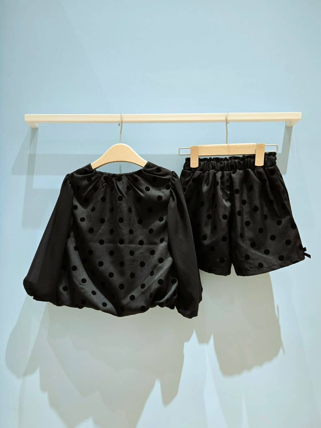 harumiruさんの「SHOO･LA･RUE｜◆【100-140cm/プチセレ/セットアップ可】フロッキードットブラウス」を使ったコーディネート