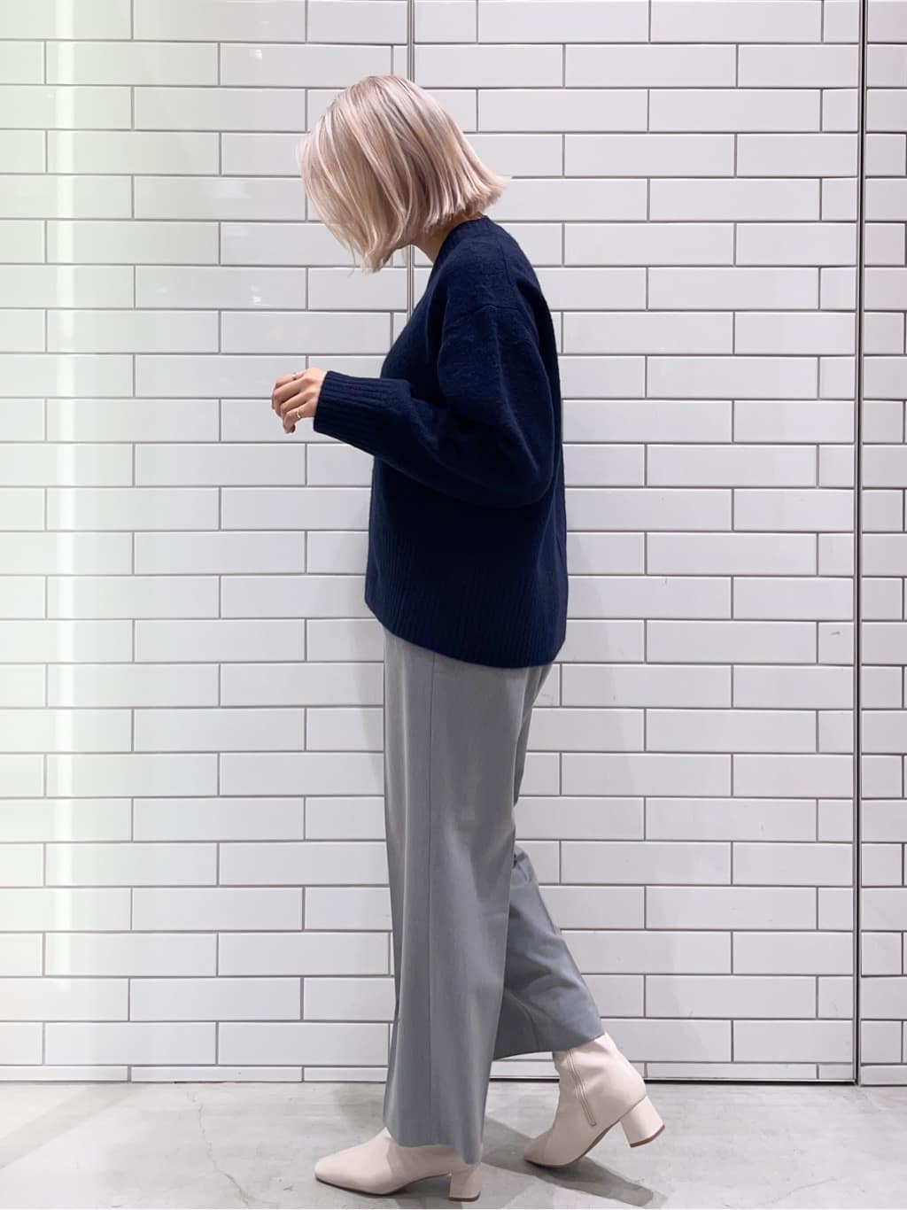 いとうちゃんさんの「OPAQUE.CLIP｜◆《7color》ふわふわVネックニット【洗濯機洗い可】」を使ったコーディネート