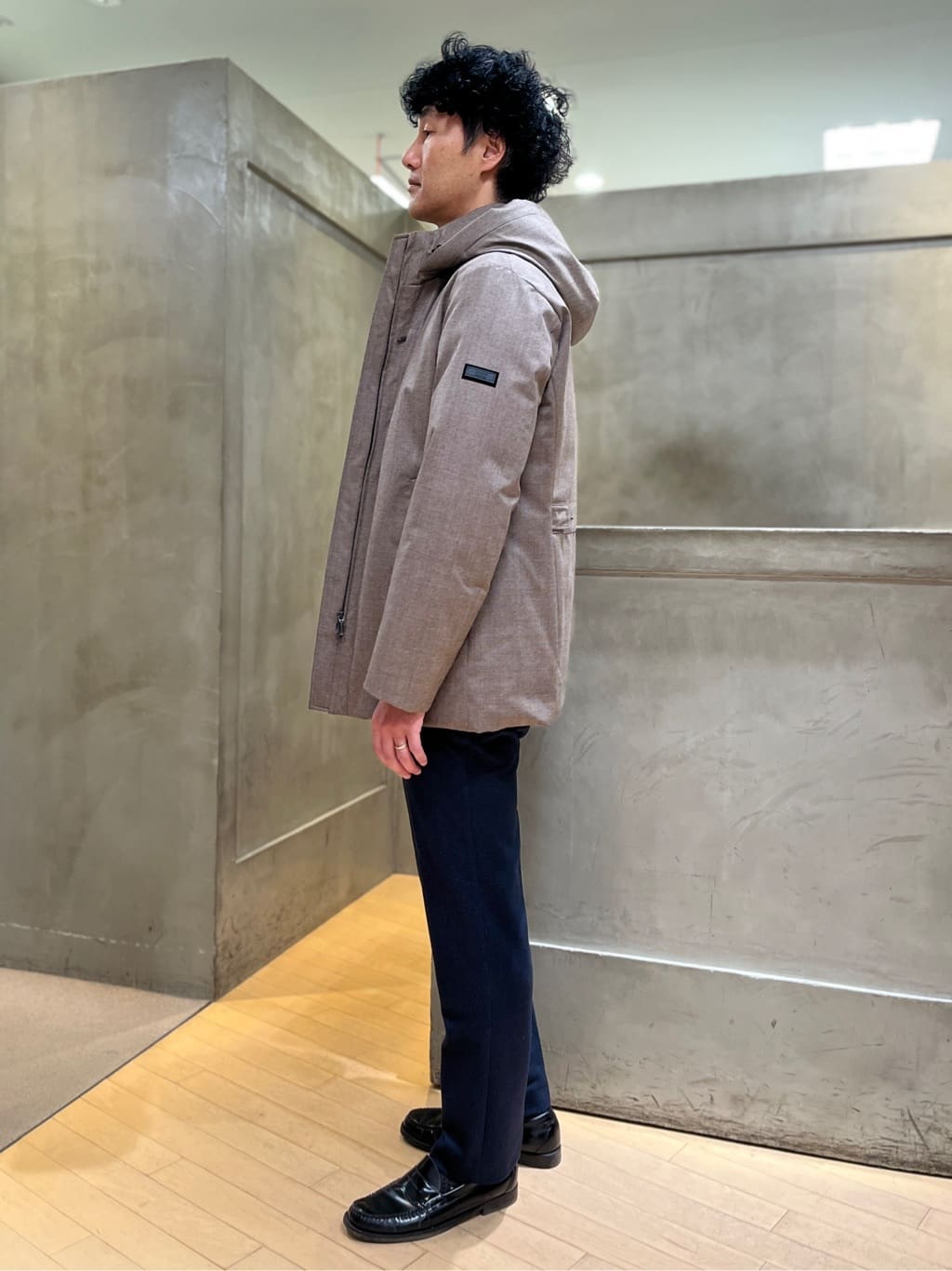 mutoさんの「TAKEO KIKUCHI｜【DOWN FABRIC】ダウンファブリック ドレスパンツ / セットアップ対応」を使ったコーディネート