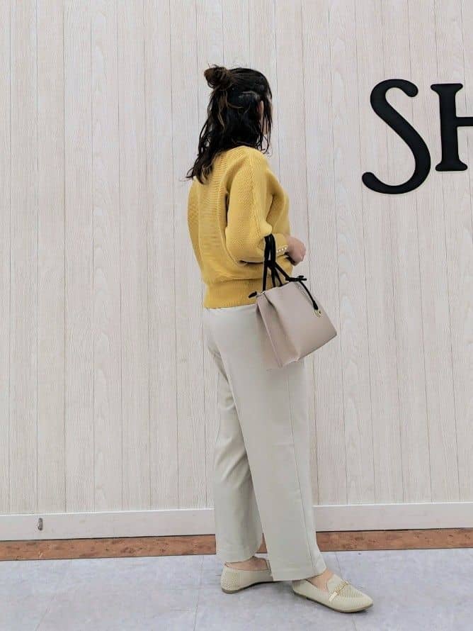 さくみぃさんの「SHOO･LA･RUE｜◆【洗える/S-LL】脚のラインを拾いにくい センタープレス タックワイドパンツ」を使ったコーディネート