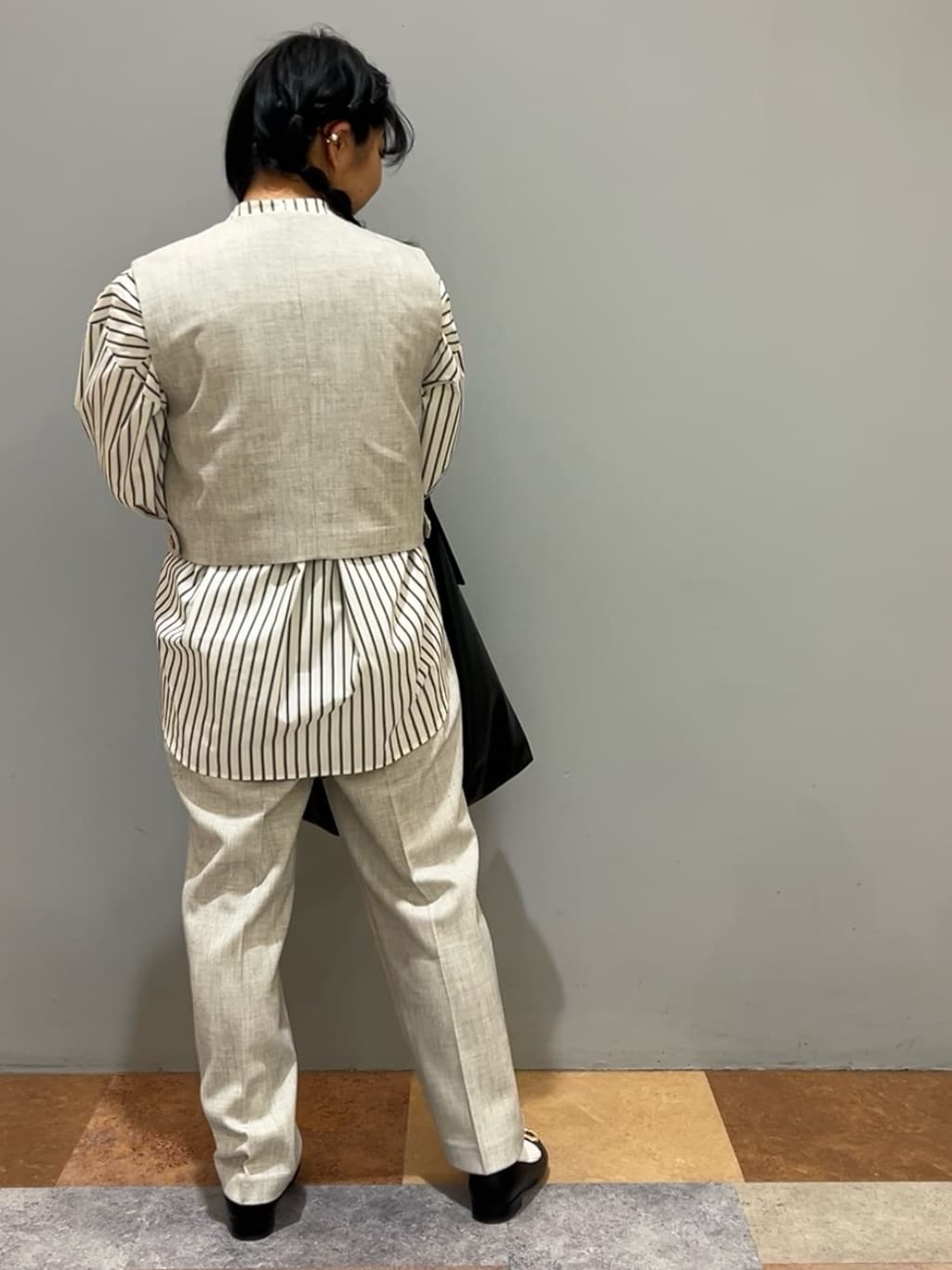 ひらのみさんの「THE SHOP TK｜◆【セットアップ可／ONOFF活躍】カルゼショートジレ／洗える」を使ったコーディネート