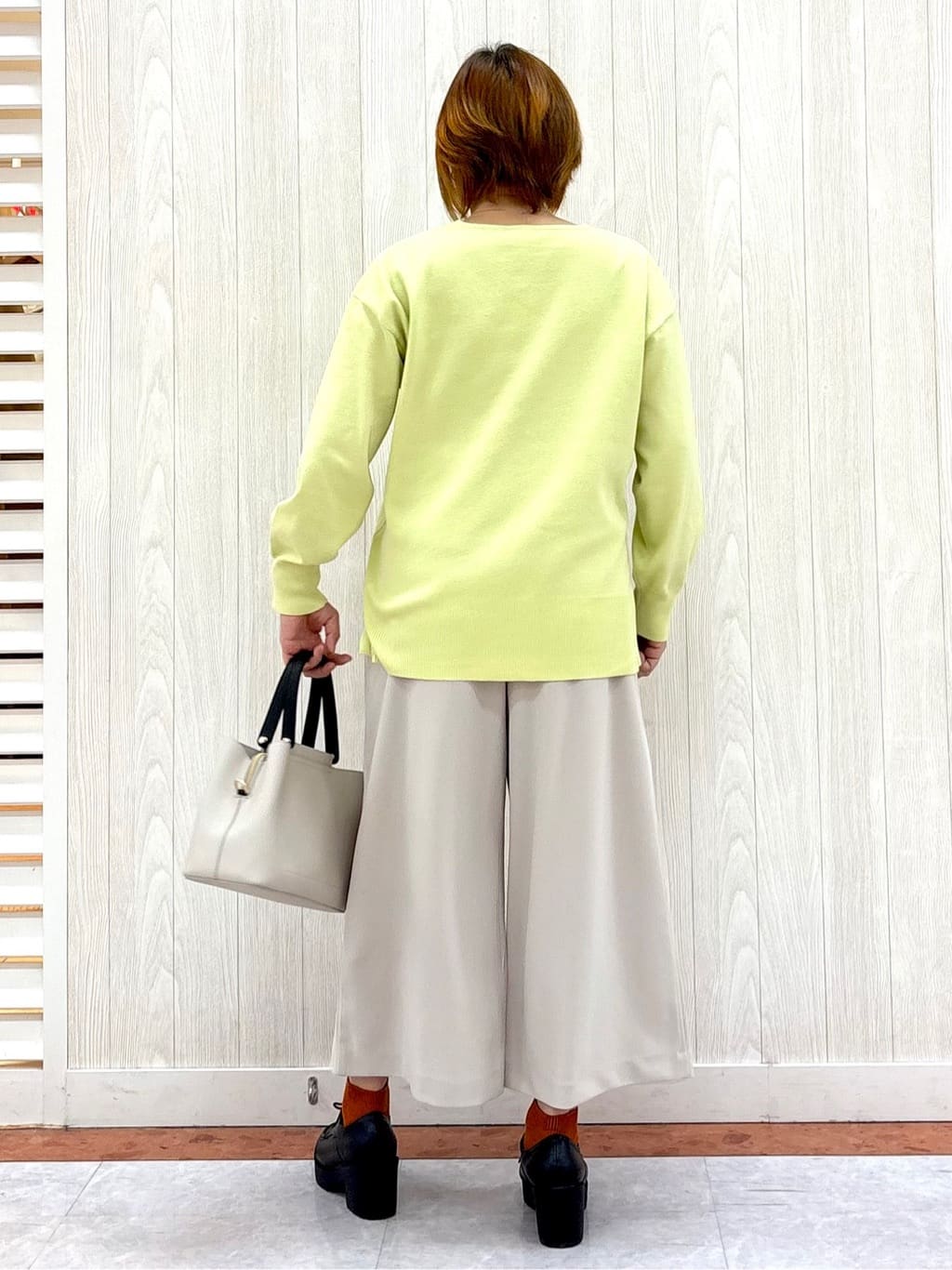 もっちさんの「SHOO･LA･RUE｜【通勤/デイリー/セットアップ可】マルチに使える カットジョーゼット ワイドパンツ」を使ったコーディネート