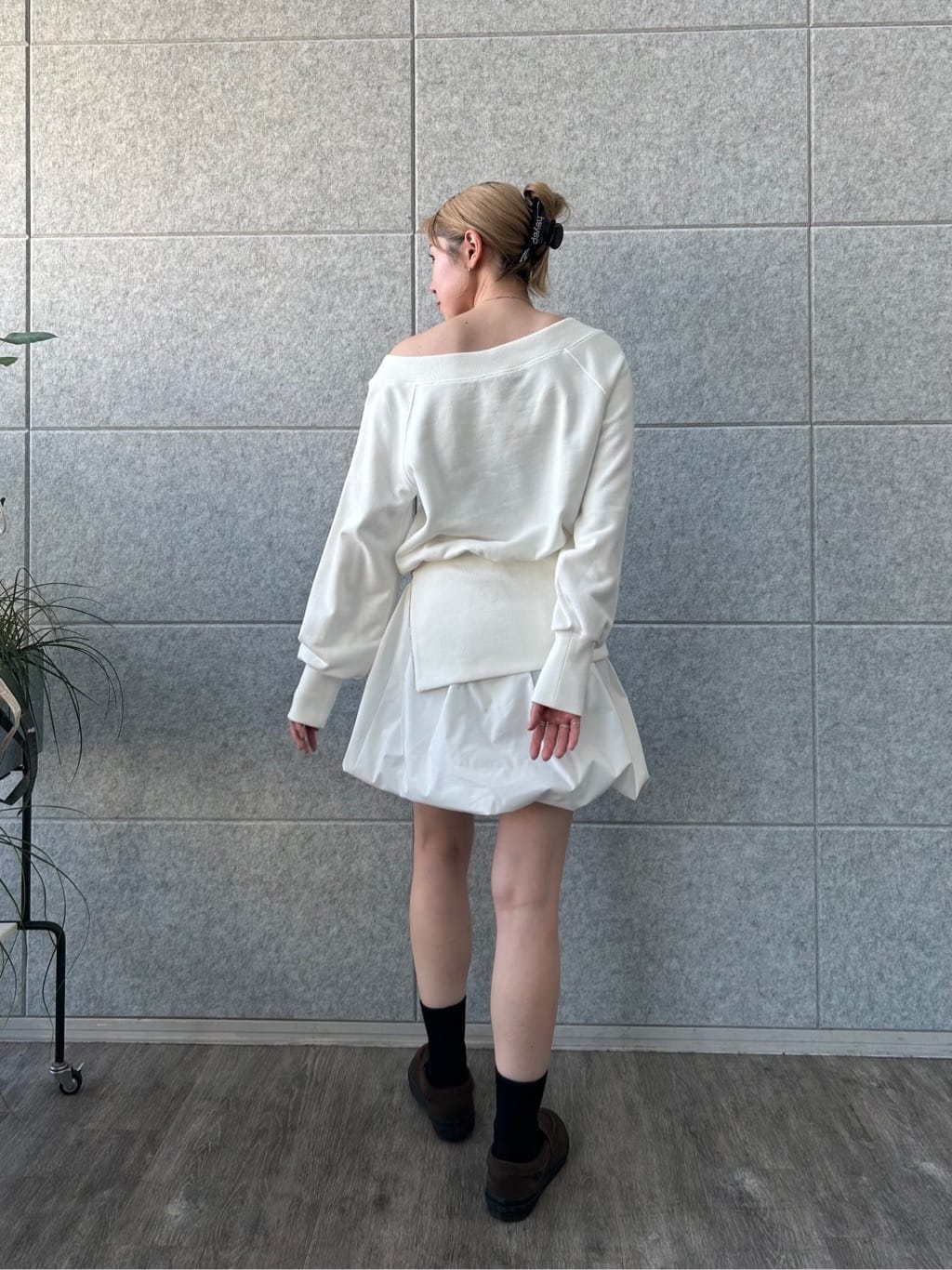 honoka Aさんの「CODE A｜off－shoulder sweat」を使ったコーディネート