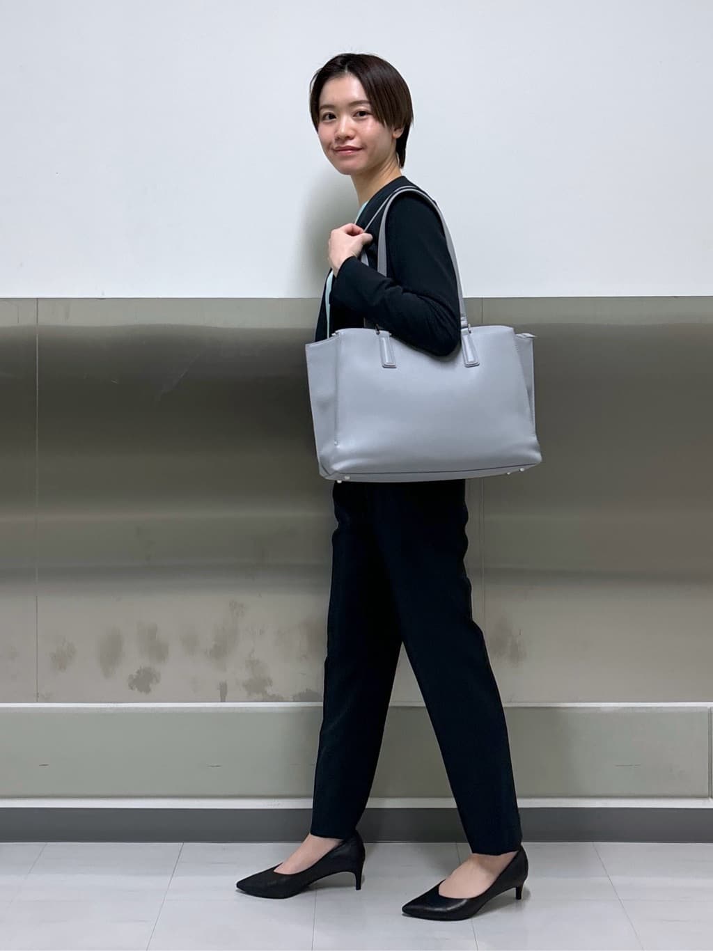 kanaeさんの「INDIVI｜【洗える／UVケア／スーツ】ストレッチタックテーパードパンツ」を使ったコーディネート