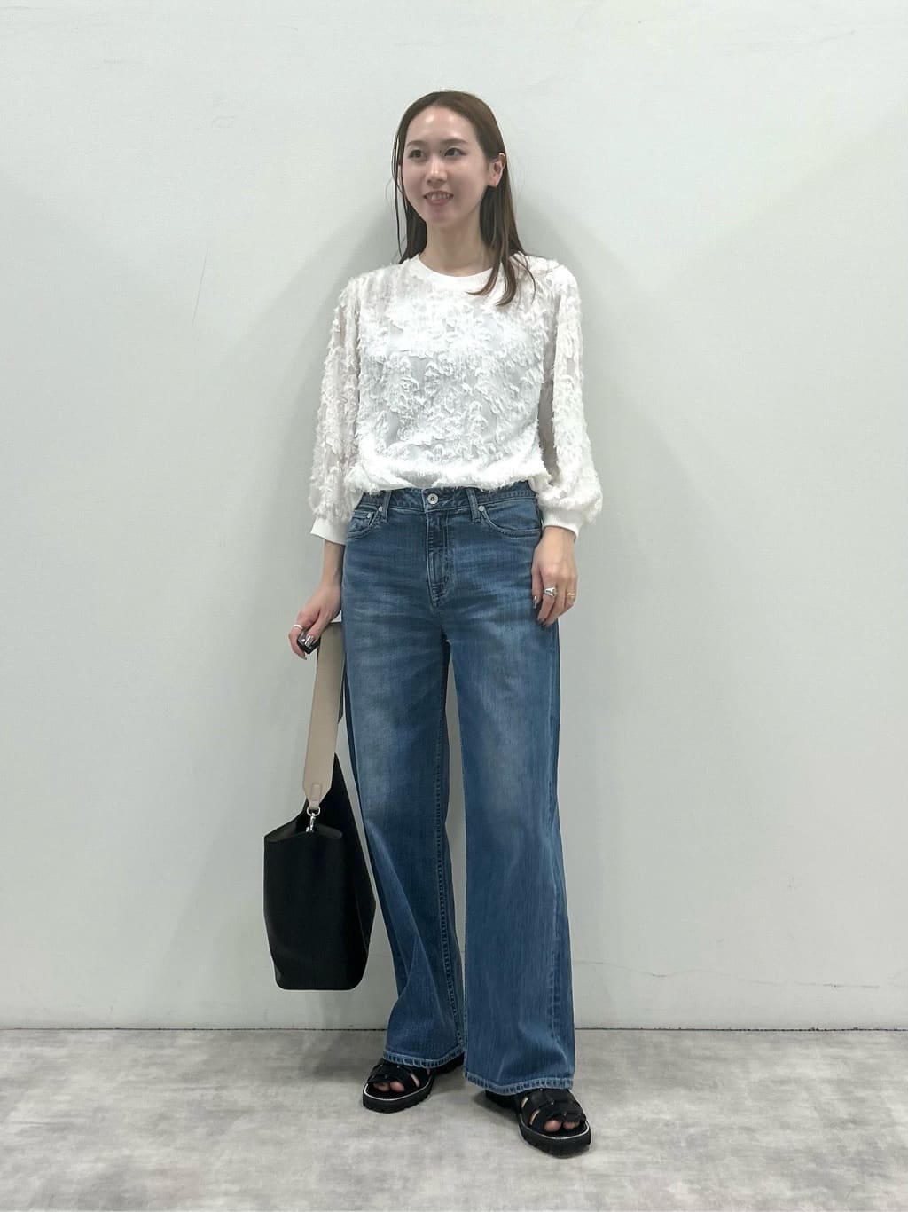 mitsukiさんの「INDIVI｜【褒められデニム】ワイドストレート デニムパンツ」を使ったコーディネート
