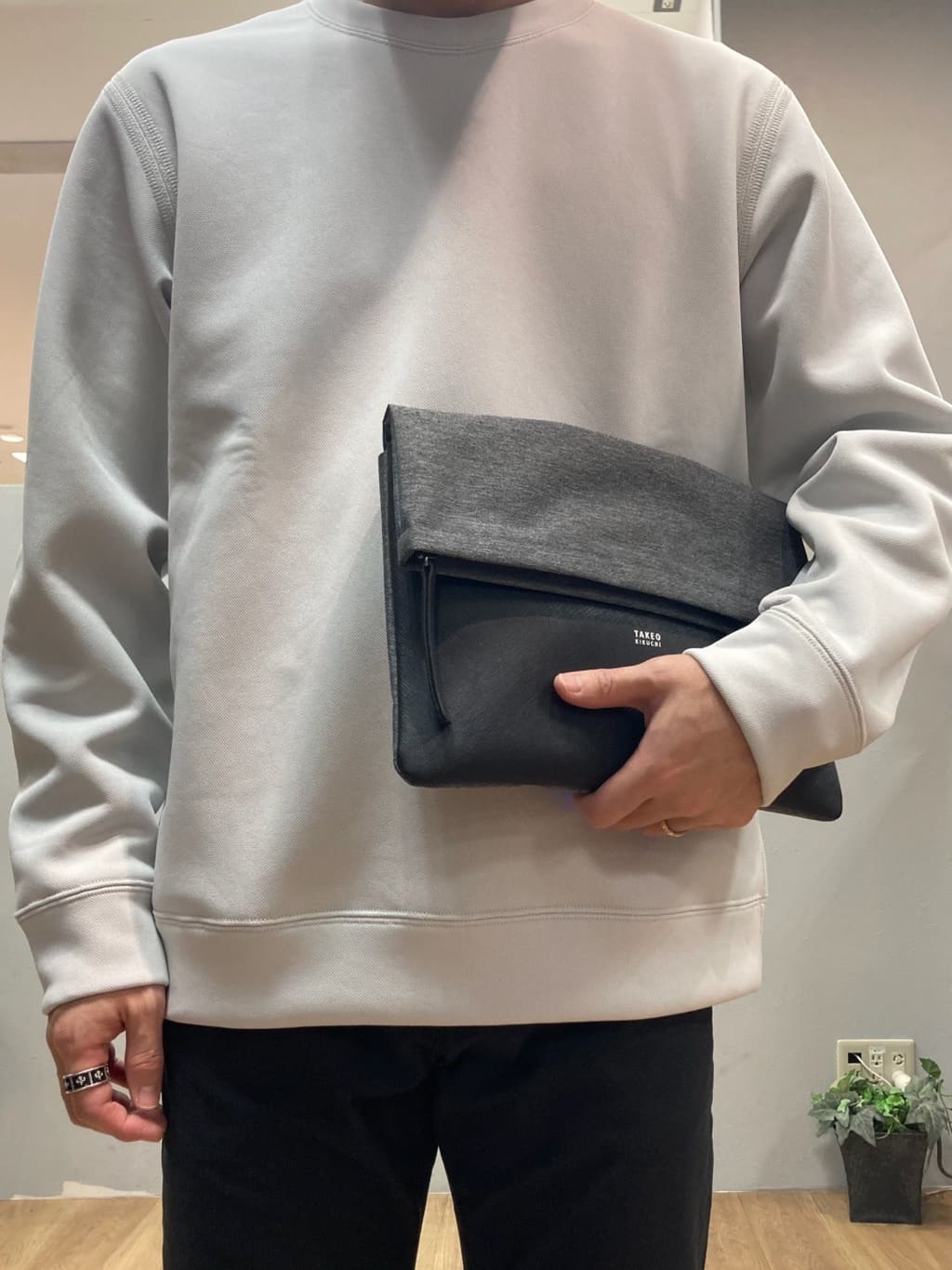 シュンさんの「TAKEO KIKUCHI｜【Made in JAPAN】播州織 ストレッチ パンツ」を使ったコーディネート