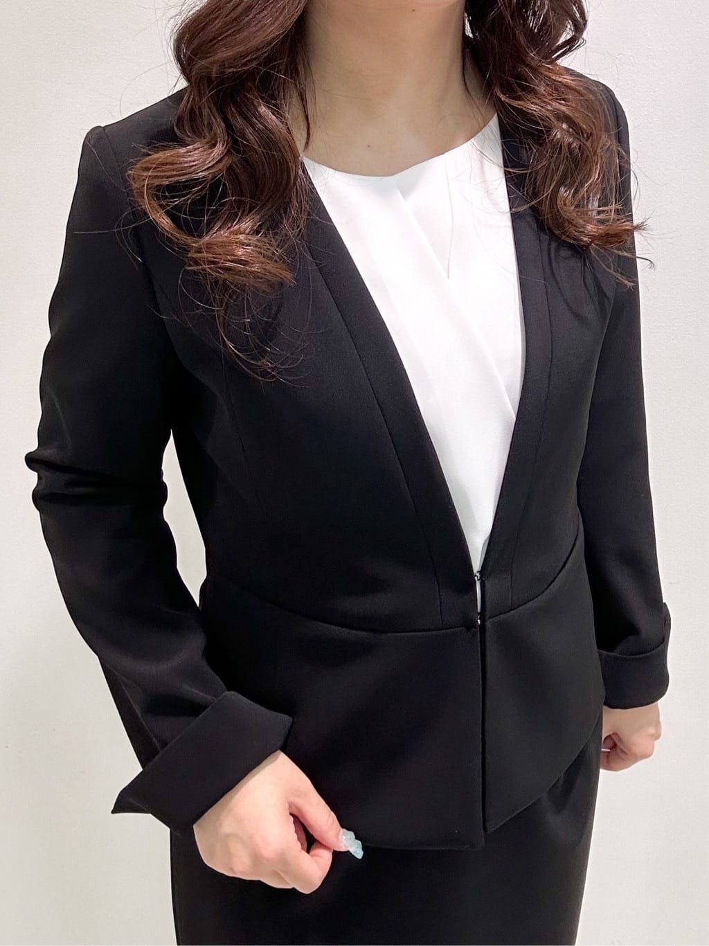 Hitomiさんの「COUP DE CHANCE｜【洗える／日本製／通勤】カシュクール風ブラウス」を使ったコーディネート